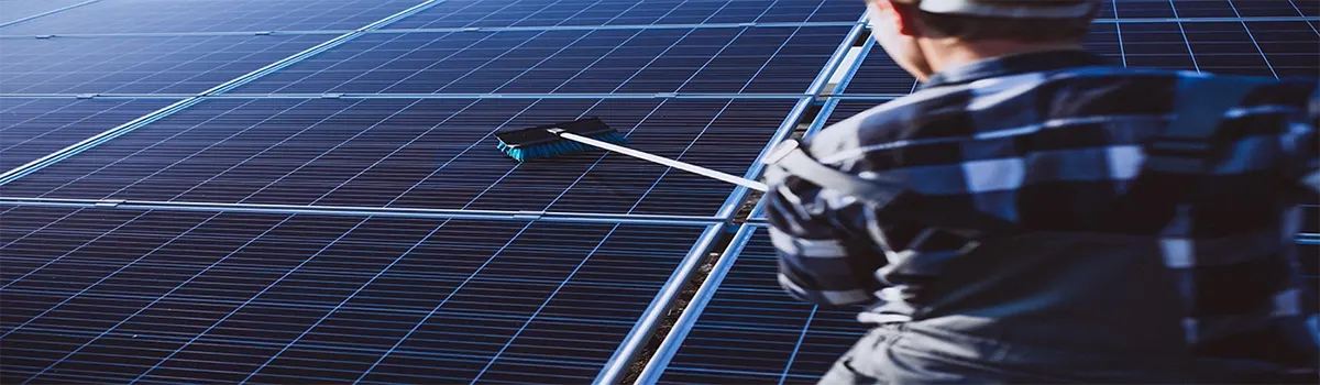 شستشوی پنل های خورشیدی (فتوولتائیک) 2 solar modules cleaning1200 350